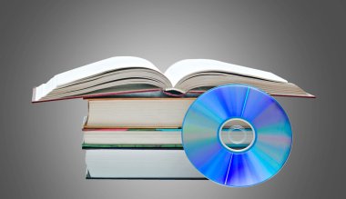 yığın kitap, açık bir kitap ve dvd disk eski semboller ve ne gibi