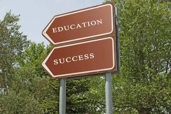 Eduacation ve başarı için yol levhası — Stok fotoğraf