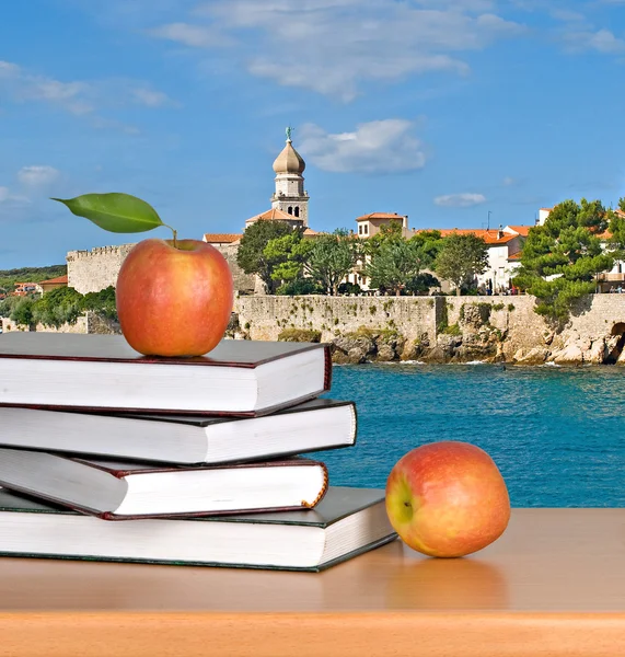 Manzana roja en libro — Foto de Stock