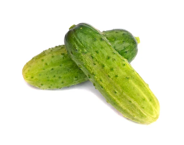 Twee komkommers geïsoleerd op witte achtergrond — Stockfoto