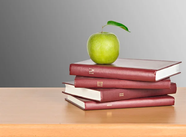 Apple och böcker — Stockfoto