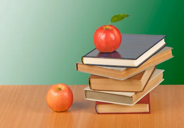 Rode appel op boek — Stockfoto