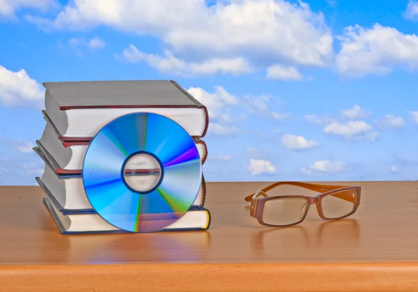 DVD, óculos e livros — Fotografia de Stock