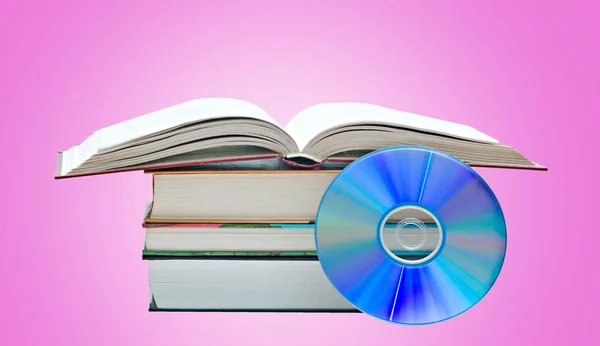 Bücherstapel, aufgeschlagenes Buch und DVD-Disk als Symbole für alt und neu — Stockfoto