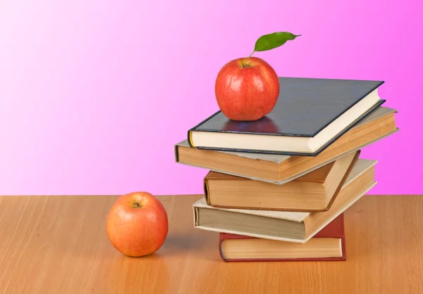 Manzana roja en libro — Foto de Stock