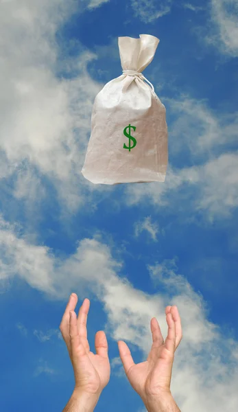 Väska med pengar faller till hands — Stockfoto