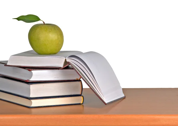 Kitaplar üzerinde yeşil elma — Stok fotoğraf
