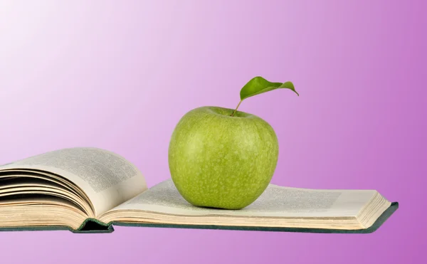 Πράσινο μήλο στο ανοιχτό βιβλίο — Φωτογραφία Αρχείου
