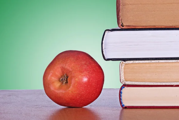 Czerwone jabłko i książek — Zdjęcie stockowe