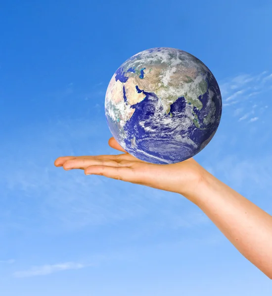 Hand mit dem Planeten Erde Stockbild
