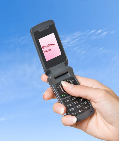Teléfono móvil con la etiqueta "Noticias de última hora" en su pantalla —  Fotos de Stock
