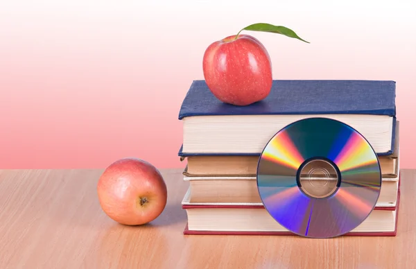 Äpfel, DVDs und Bücher als Symbole des Übergangs von alt zu neu — Stockfoto