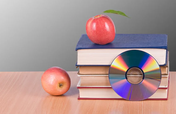 Jablka, dvd a knihy jako symboly přechodu fron staré ne — Stock fotografie