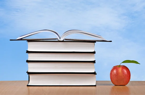 Rode appel en boeken — Stockfoto
