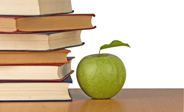 Zelené jablko a knihy — Stock fotografie