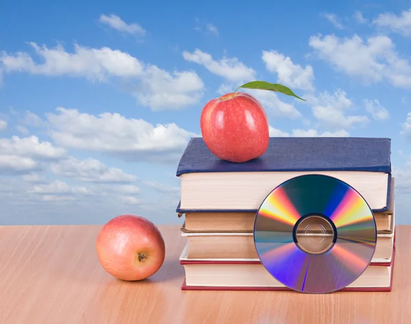 Apfel, DVD und Bücher als Symbol des Übergangs vom Alten zum Neuen — Stockfoto