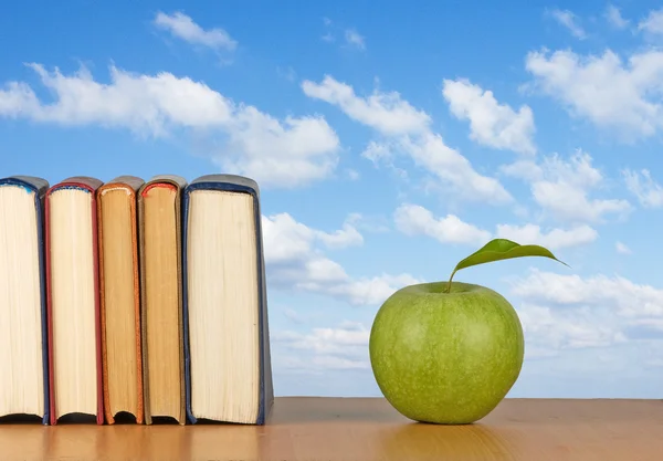 Πράσινο μήλο και βιβλία — Φωτογραφία Αρχείου