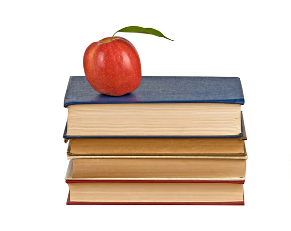 Beyaz arka plan üzerinde izole kitap üzerinde elma — Stok fotoğraf