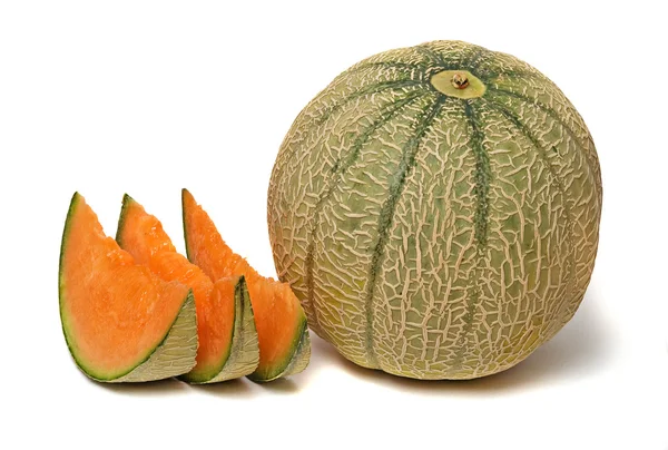 Melone e tre segmenti isolati su sfondo bianco — Foto Stock