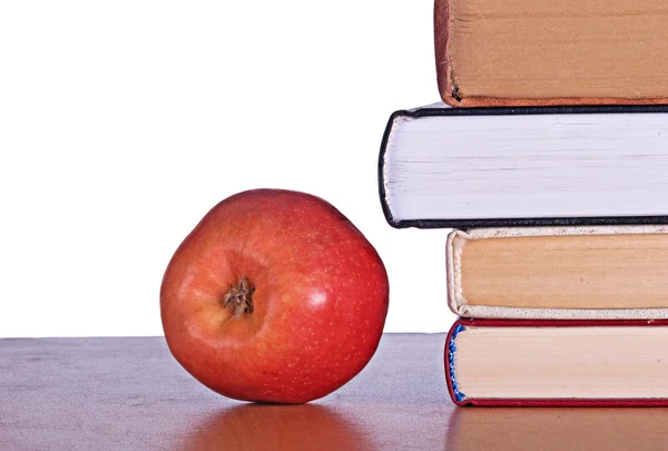 Pomme rouge et livres sur le bureau — Photo