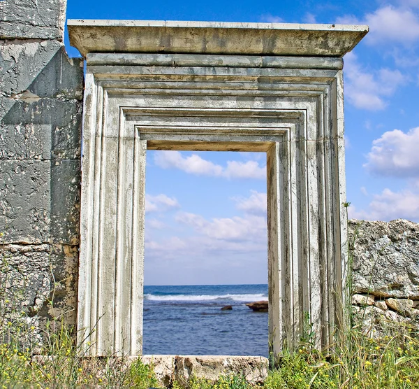 Puerta a la orilla del mar —  Fotos de Stock