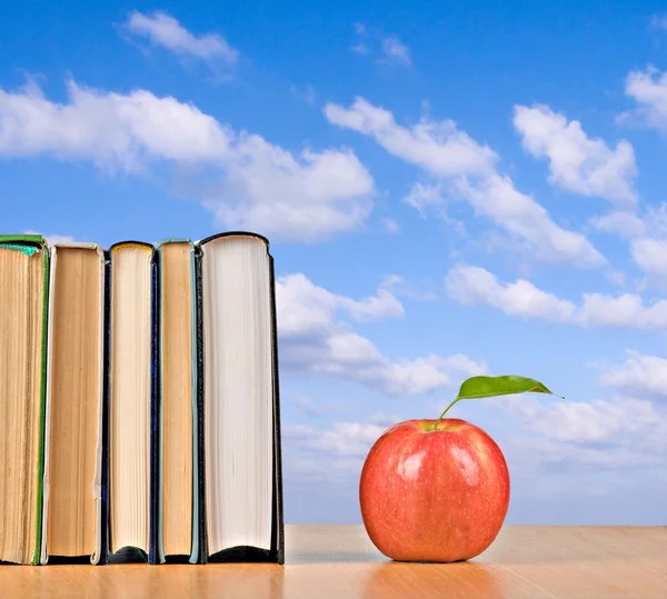 Rött äpple och böcker — Stockfoto