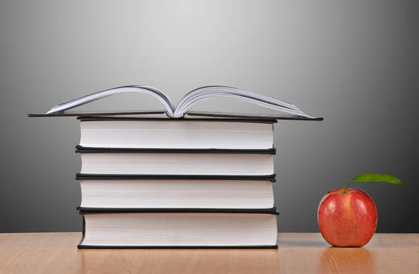 Rode appel en boeken — Stockfoto