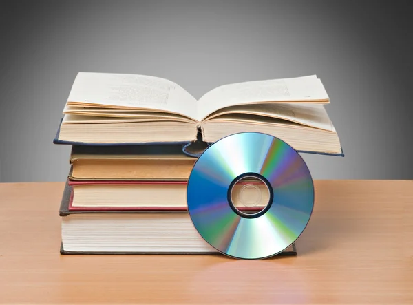 Otwarte książki i dvd jako symbole starych i nowych metod bezpie — Zdjęcie stockowe