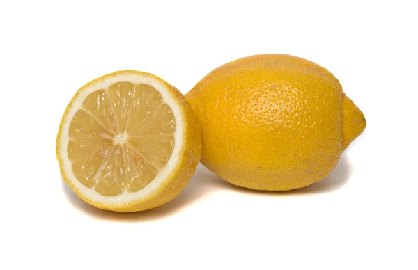 Cytryny i sekcji cytryny na białym tle — Zdjęcie stockowe