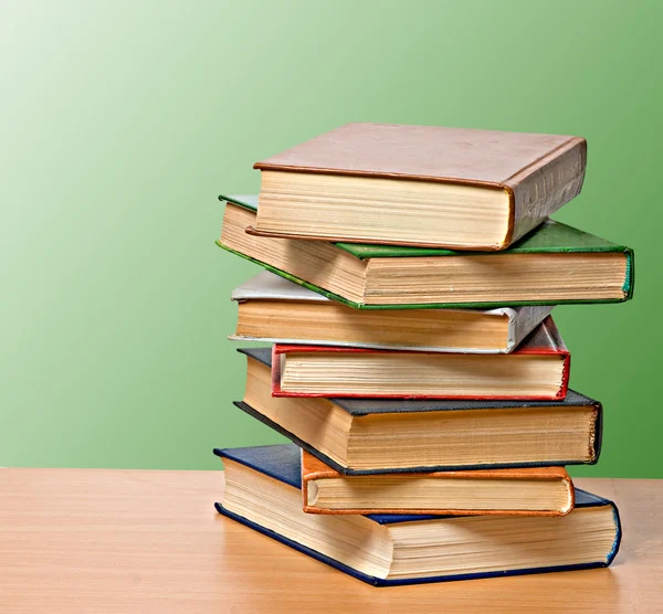 Stapel boeken op Bureau — Stockfoto