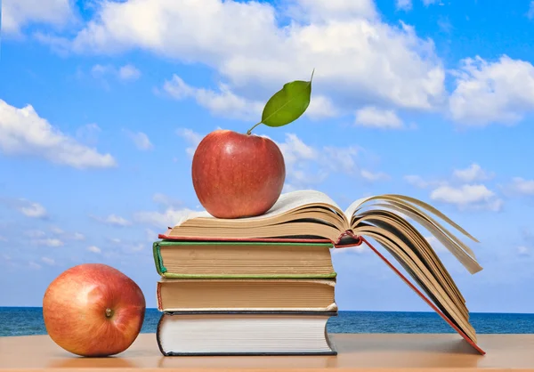 Red apples and open book — Stock Photo, Image