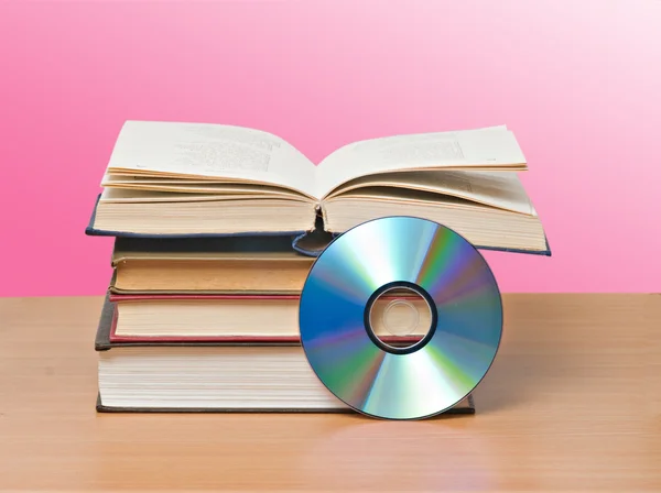 Open boek en dvd als symbolen van oude en nieuwe methoden van informat — Stockfoto