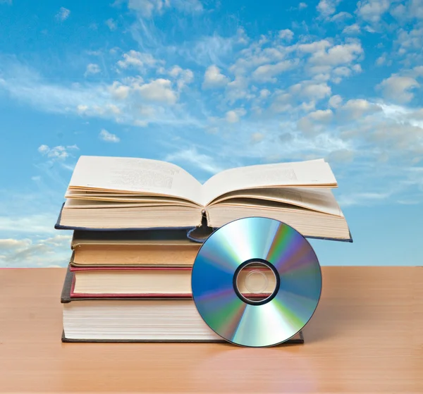 DVD e livros — Fotografia de Stock