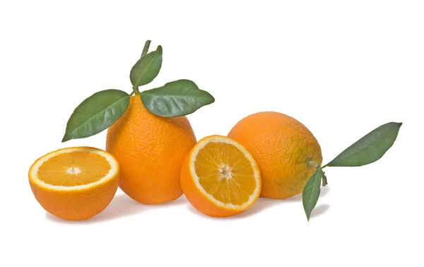 Naranjas y secciones aisladas sobre fondo blanco —  Fotos de Stock