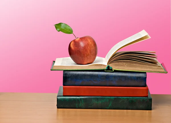 แอปเปิ้ลแดงและหนังสือเปิด — ภาพถ่ายสต็อก