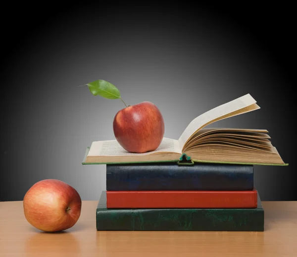 Kırmızı elma ve açık kitap — Stok fotoğraf