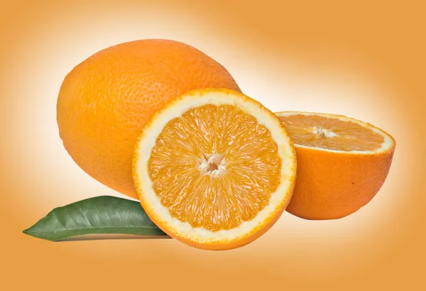 Arancione e la sua sezione isolata su sfondo giallo — Foto Stock
