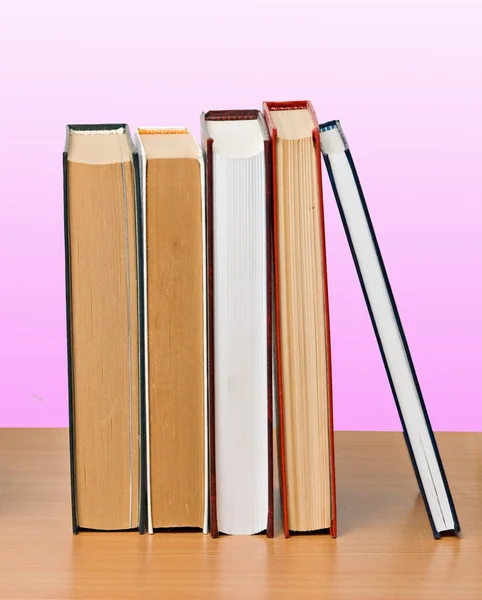 Fila di libri sullo scaffale — Foto Stock