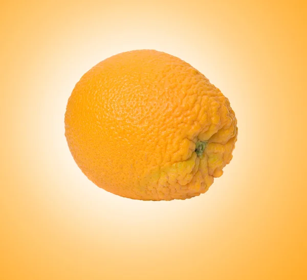 Orange isoliert auf gelbem Hintergrund — Stockfoto