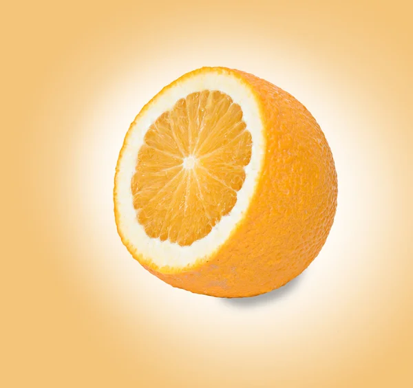 Sección naranja aislada sobre fondo amarillo — Foto de Stock