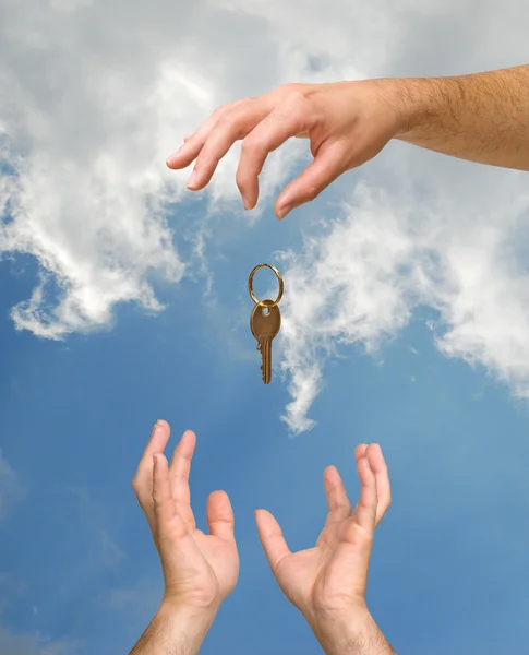 Schlüsselgeschenk vom Himmel — Stockfoto