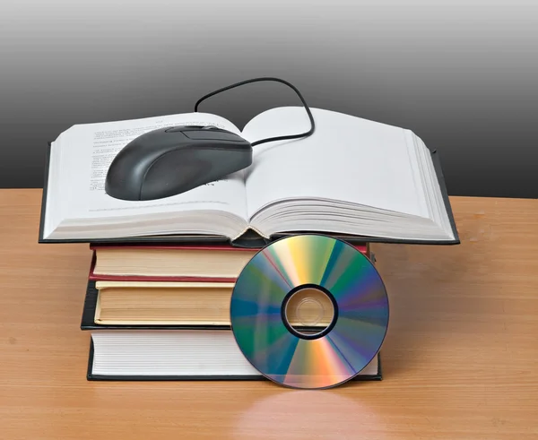 Libros, dvd y ratón — Foto de Stock