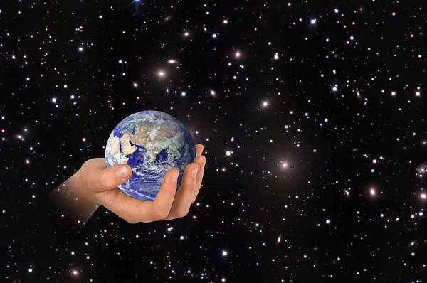 Föld bolygó a tenyerét. Ez a kép a Nasa berendezett elemei — Stock Fotó