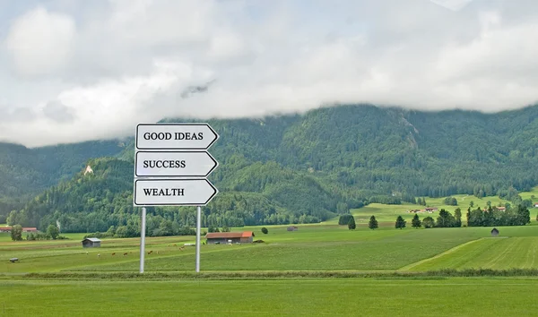 Sinal de caminho para boas ideias, riqueza e sucesso — Fotografia de Stock