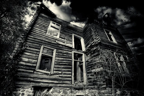 Schwarzes Haus — Stockfoto