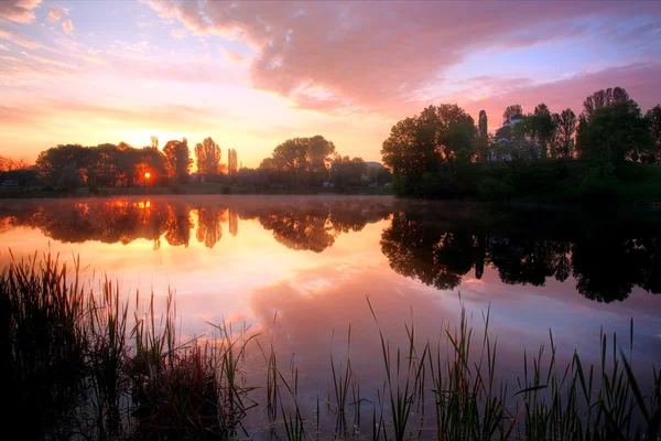 HDR sjön sunrise — Stockfoto