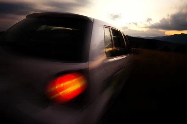 Автомобіль на заході сонця з низьким освітленням зображення — стокове фото