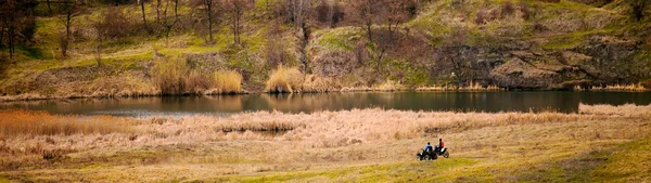 Атв и озеро — стоковое фото