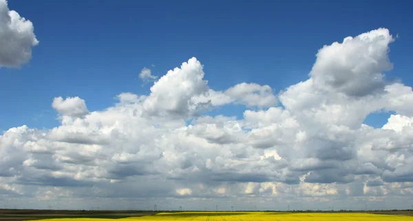 Våren moln över mark — Stockfoto