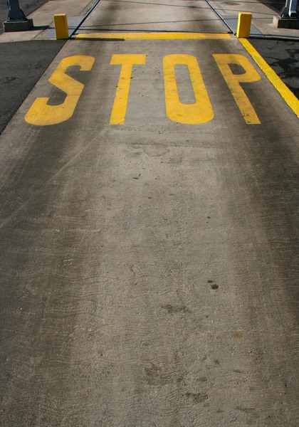 Segno di stop giallo — Foto Stock